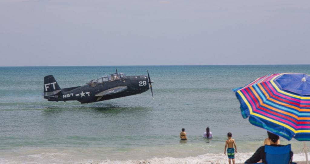 Avión de la Segunda Guerra Mundial aterriza de emergencia sobre una concurrida playa