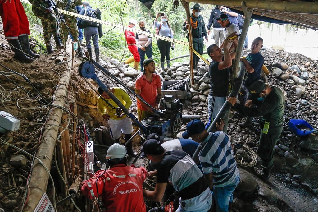 Rescatan los cuerpos de 11 mineros atrapados en Neira