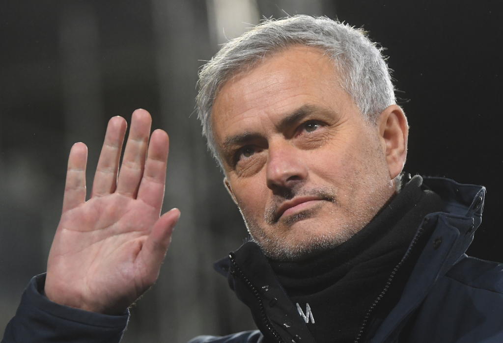 Tottenham despide al director técnico José Mourinho