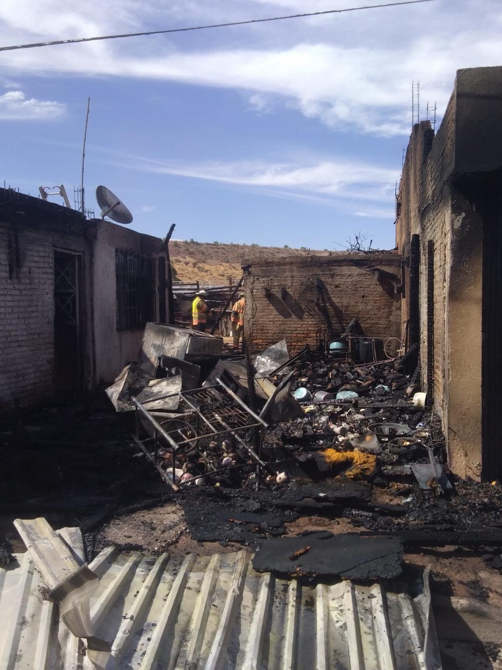 Fuego acaba con par de viviendas de materiales frágiles