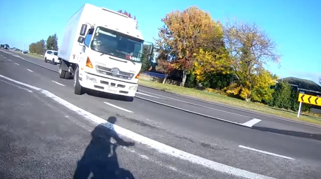 Mujer salta de su bicicleta para evitar ser embestida por camión que vitó abruptamente