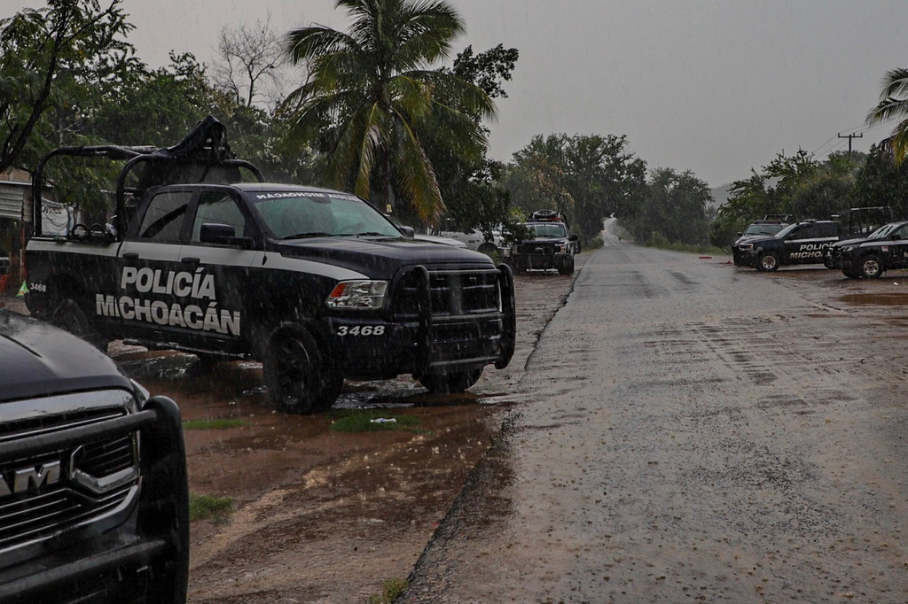 Policía recupera carreteras en Aguililla