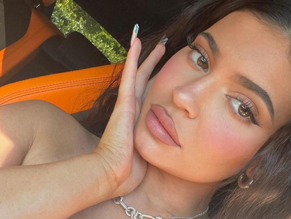 Kylie Jenner supera los 8 millones de 'me gusta' con selfies en ropa interior
