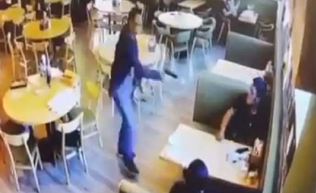 Mujer y su amigo son asesinados a tiros por el esposo de ella en restaurante