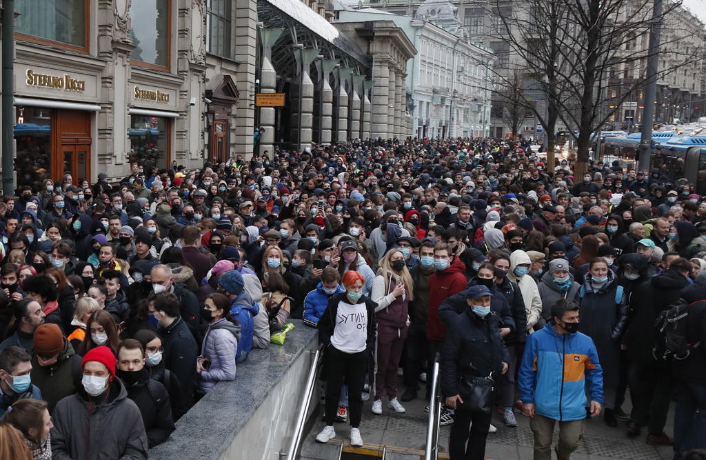 Protestan personas en Moscú para exigir liberación de Navalni