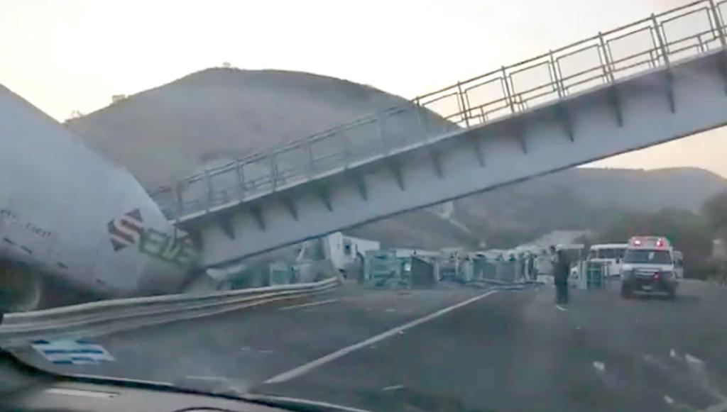 Cae puente peatonal sobre tráiler en carretera Querétaro-San Luis Potosí