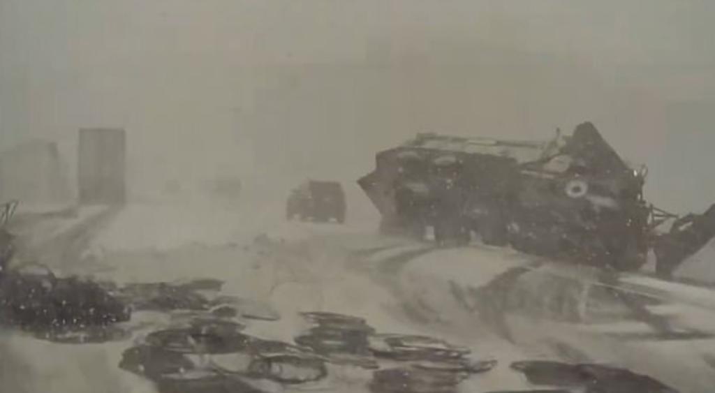 Graban choque entre decenas de vehículos sobre carretera nevada