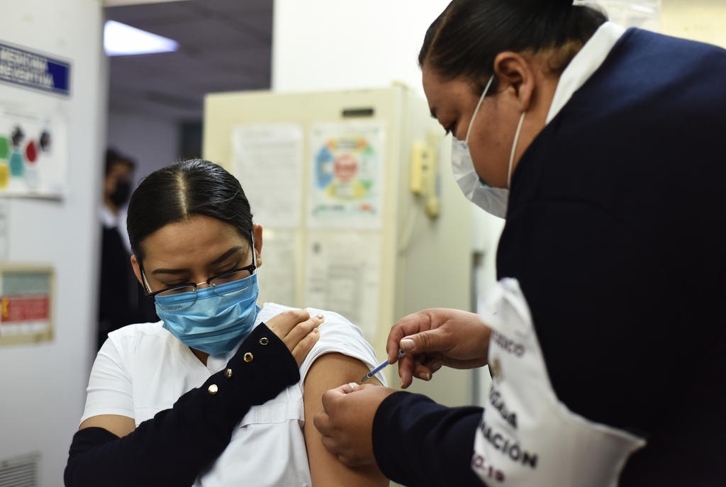 Próximo lunes, vacunación Covid pendiente a personal de salud en Durango