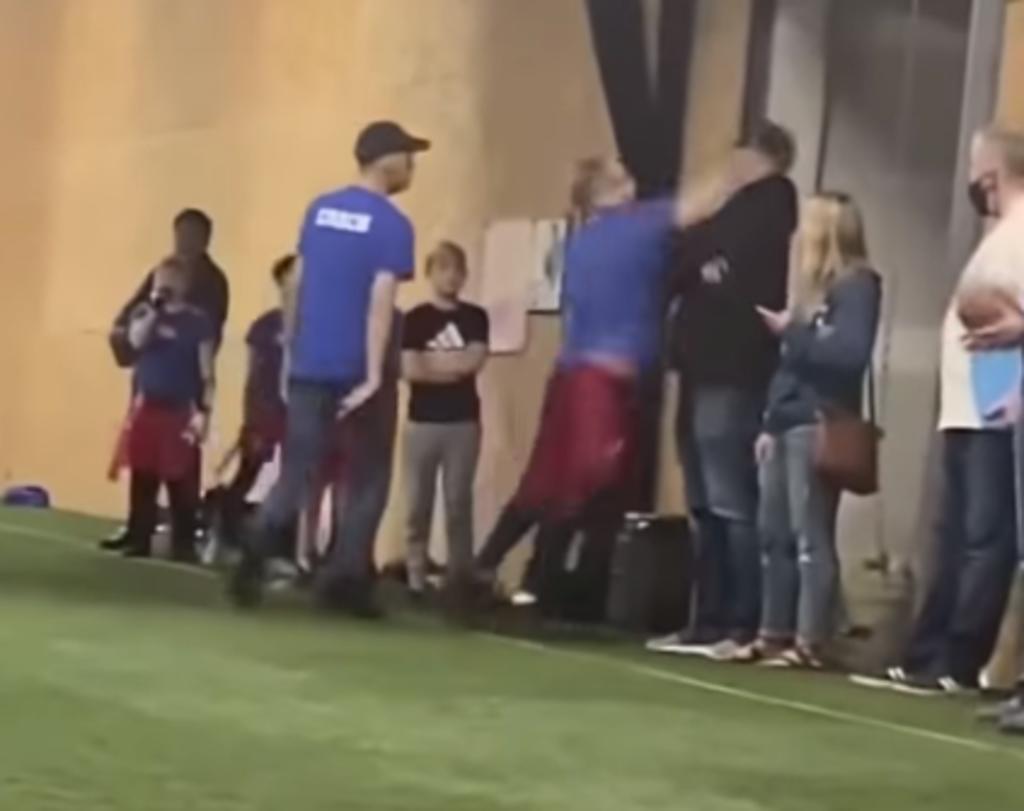 Entrenador de futbol infantil golpea a padre de familia en la cara y desata una pelea