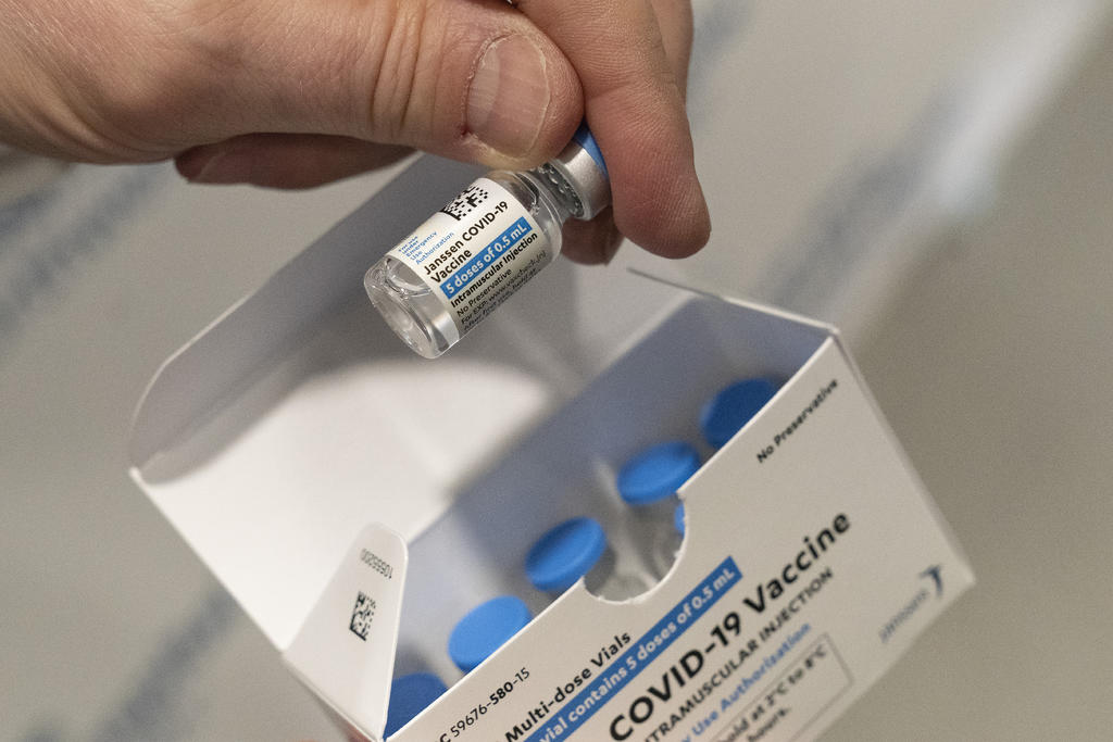 FDA autoriza reanudar el uso de la vacuna de J&J contra COVID-19 en EUA