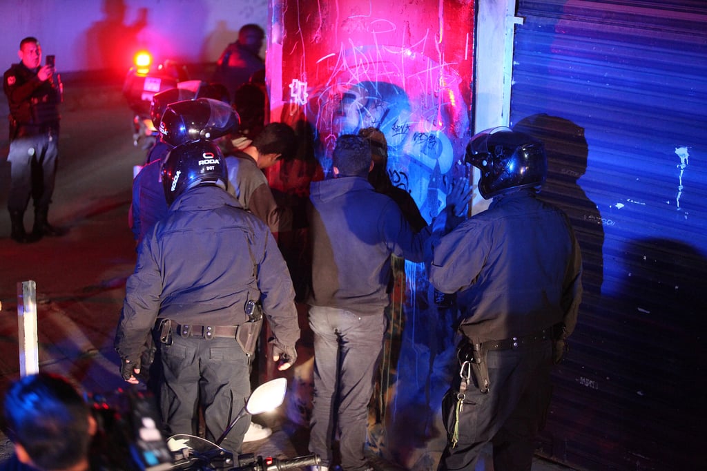 Reportan 18 detenidos por 'pistear' en la calle