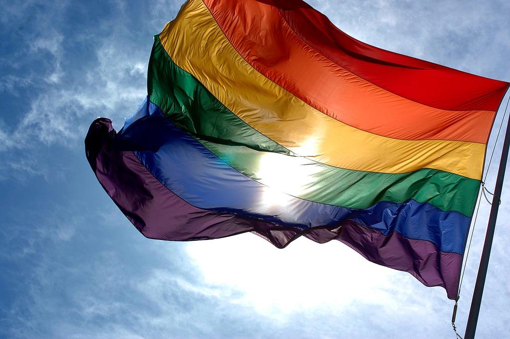 Joven denuncia discriminación tras ser despedido por 'homofobia'