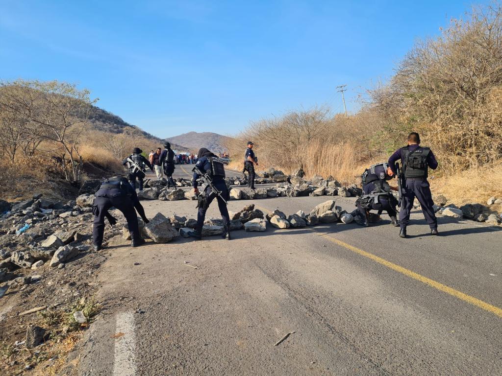 CJNG bloquea nuevamente caminos en Aguililla, Michoacán