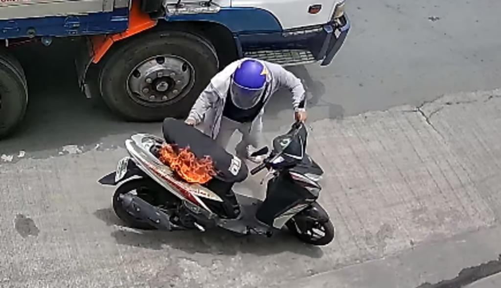 VIDEO: Motoneta termina en llamas frente a una tienda de extintores