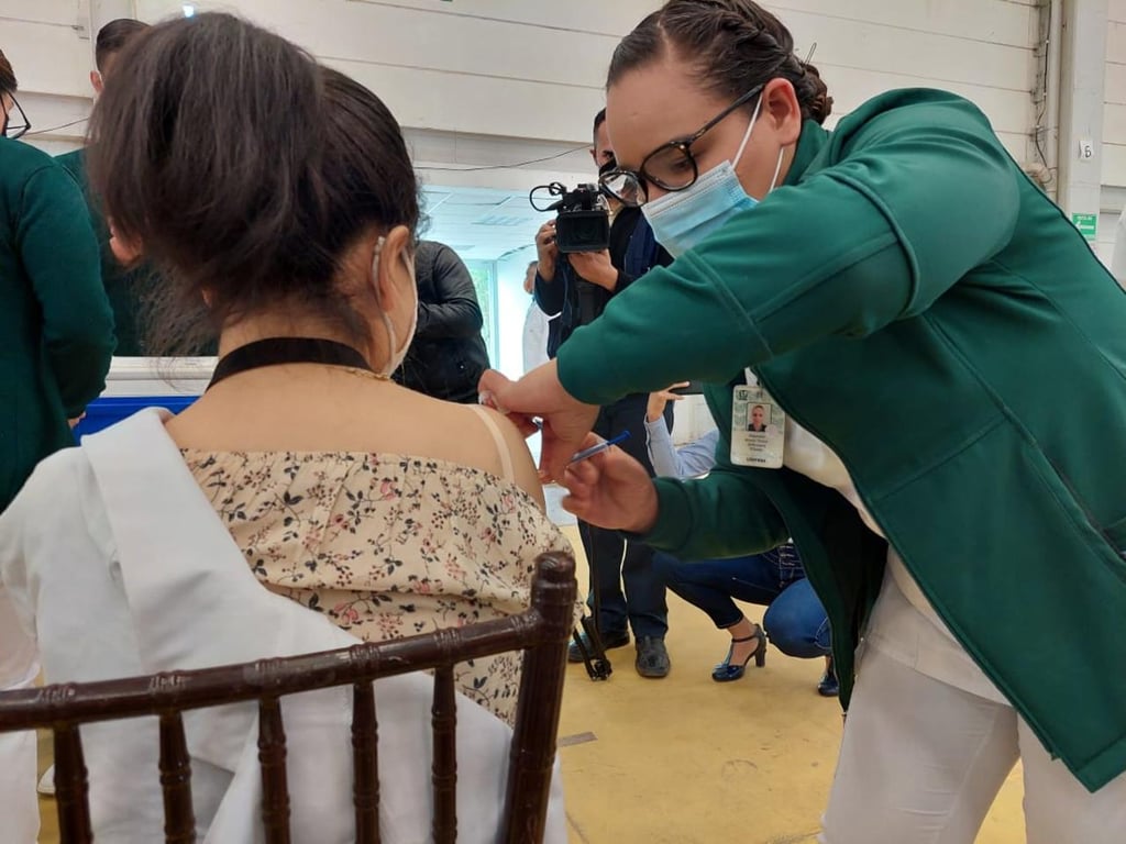 Arranca en Durango vacunación a personal de Salud público y privado