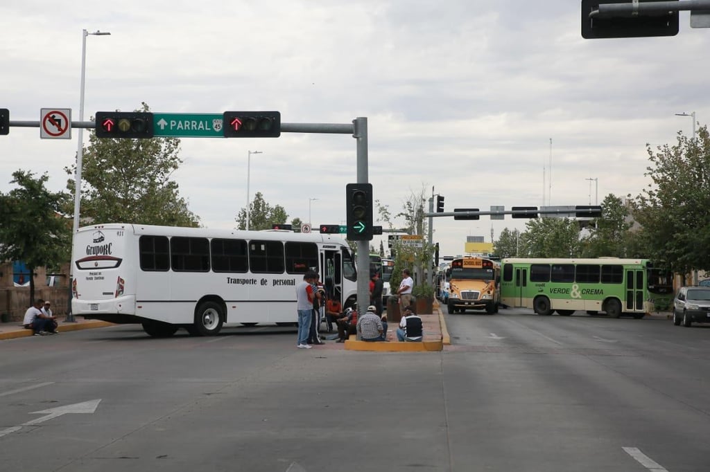 Bloqueos de transportistas 'paralizan' calles de la ciudad de Durango