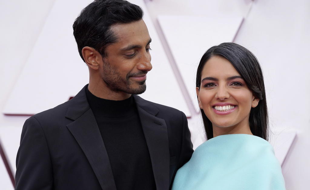 Llaman a Riz Ahmed el 'caballero de los Oscar' por gesto con su esposa en alfombra