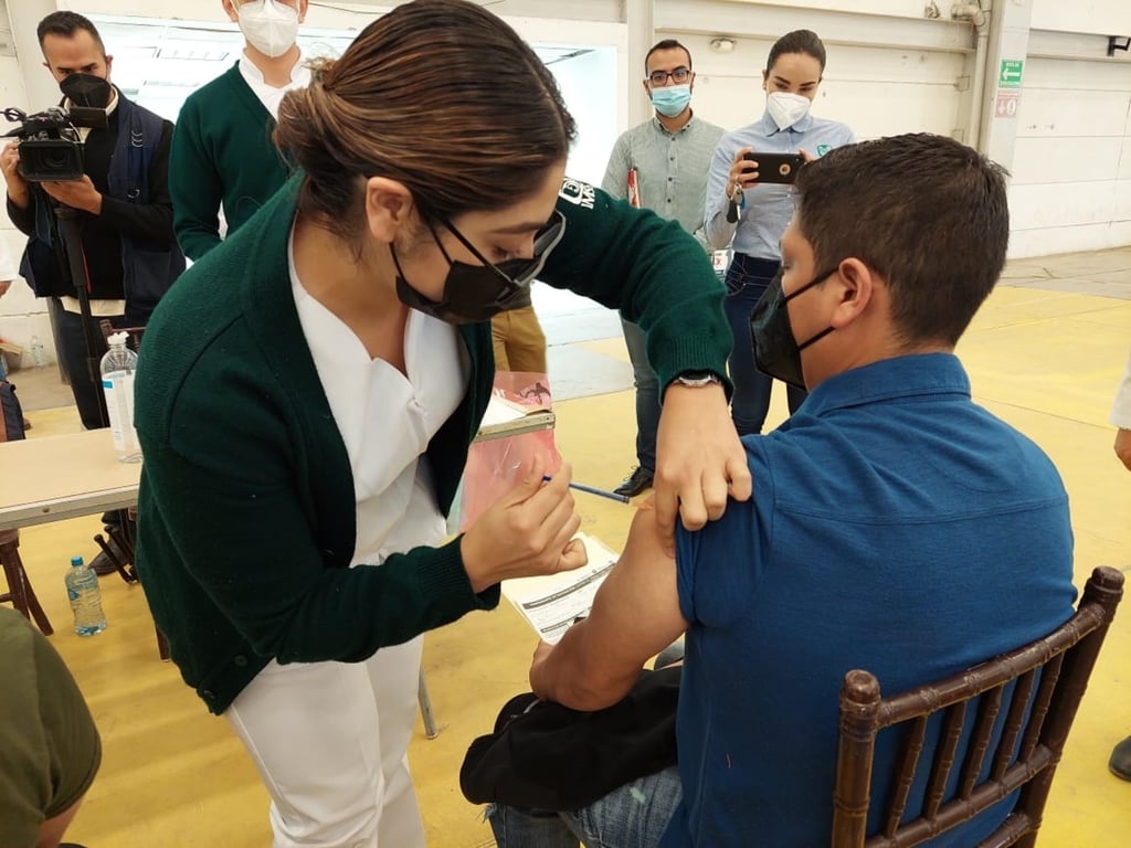 Arranca vacunación a personal de salud