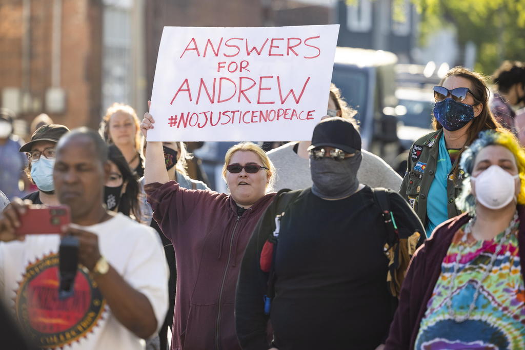 Afirma abogado que policía disparó a afroamericano en la nuca en EUA