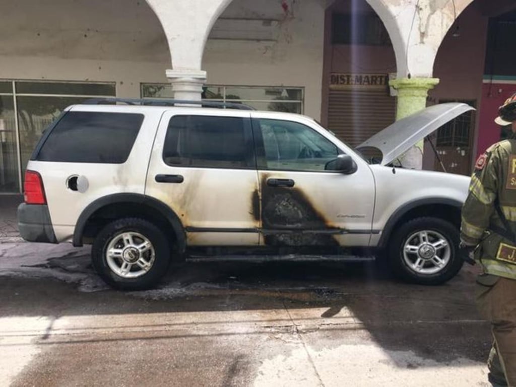 Se incendia vehículo en calles de Santiago Papasquiaro