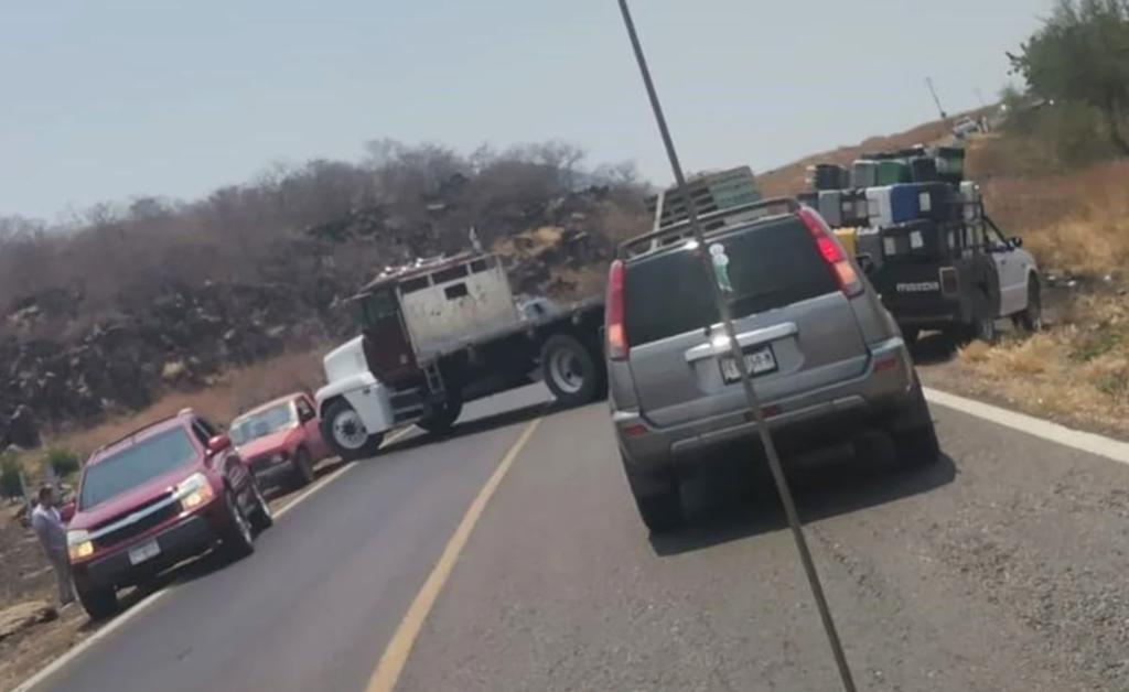 Reportan bloqueos en carretera de Michoacán