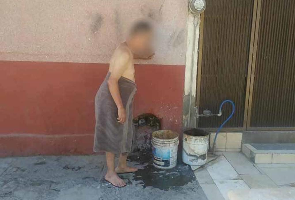 Hombre se queda a medias con su baño ante desabasto de agua en Torreón