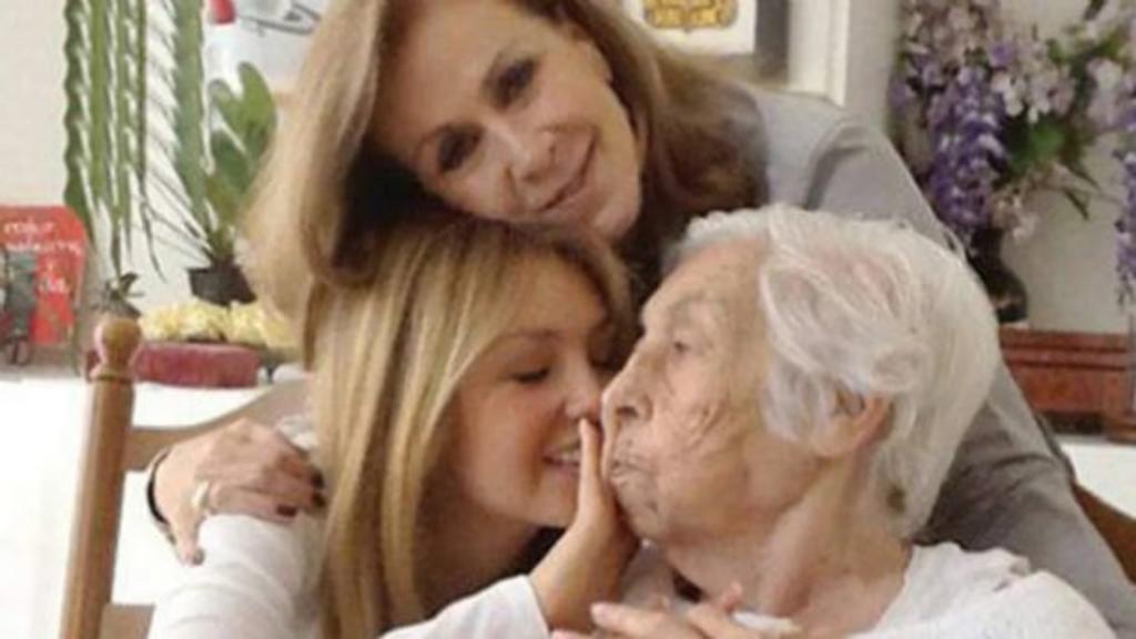 Abuelita de Thalía y Laura Zapata deja el hospital
