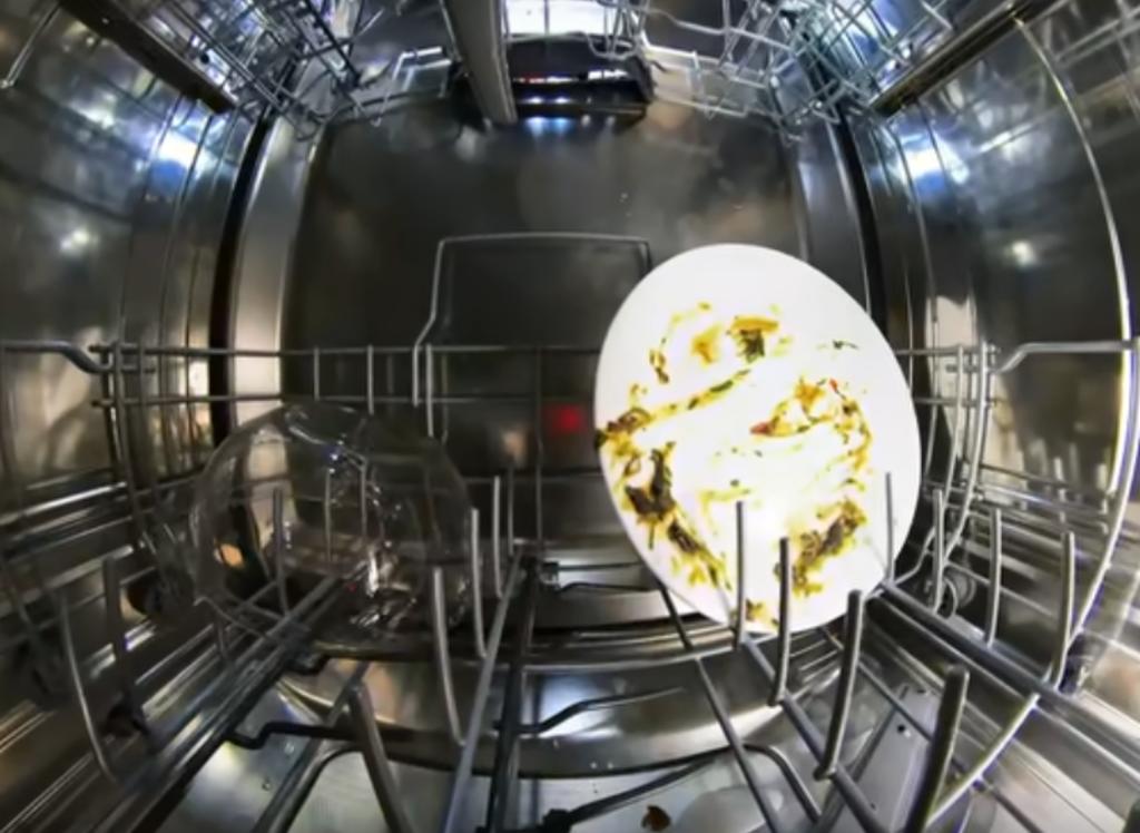 Video muestra cómo funciona un lavavajillas desde dentro