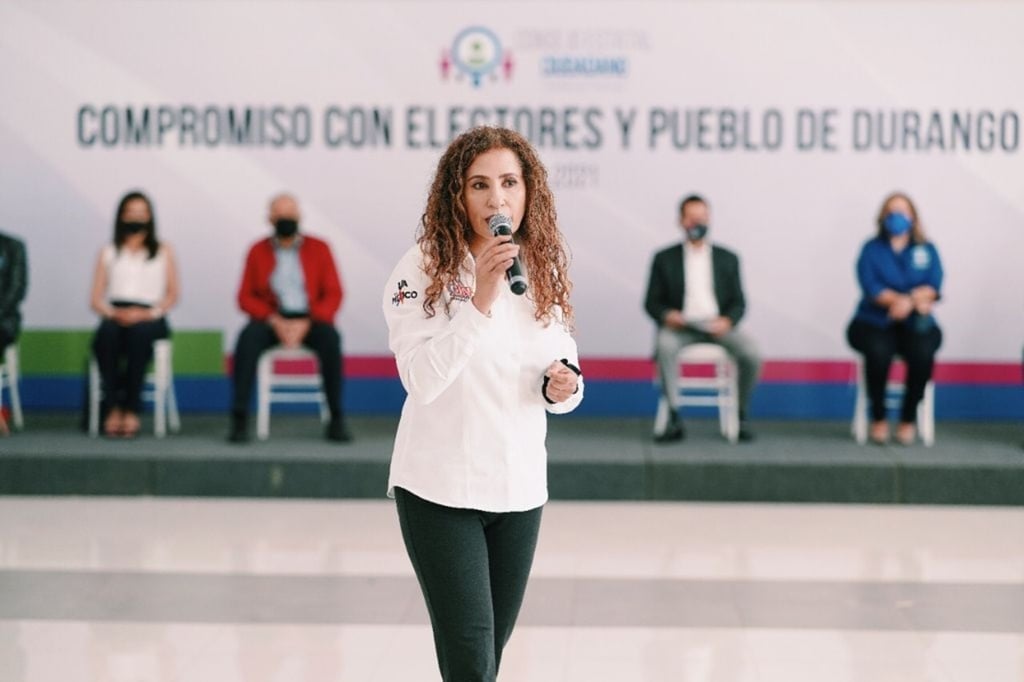 Gina Campuzano firma compromiso para evitar opacidad