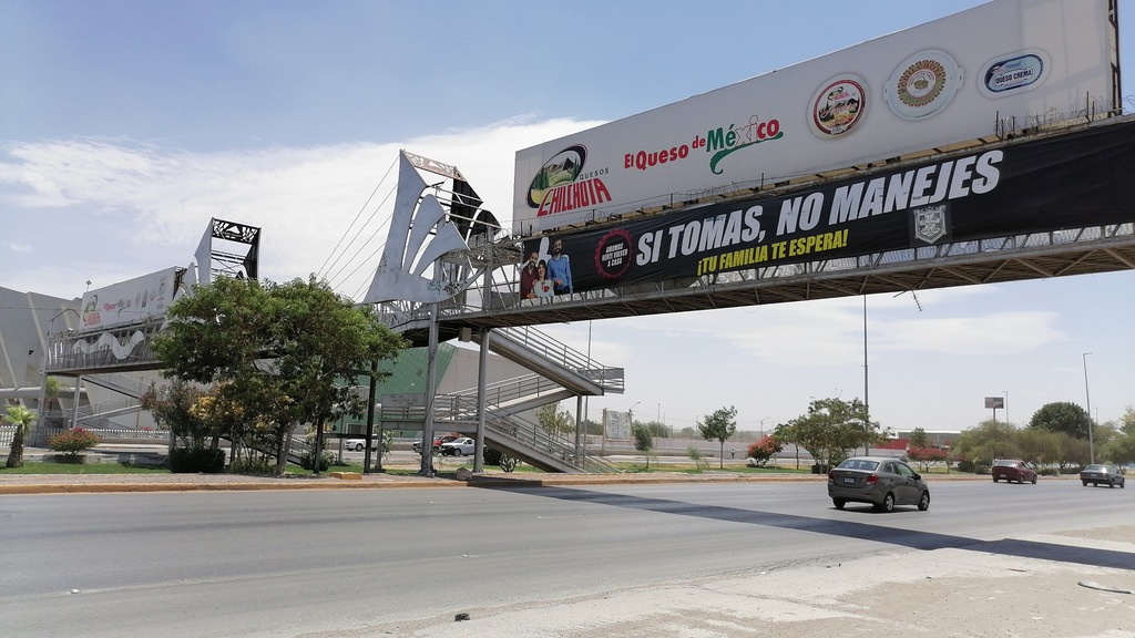 Cae niño de puente peatonal en Gómez Palacio; está grave
