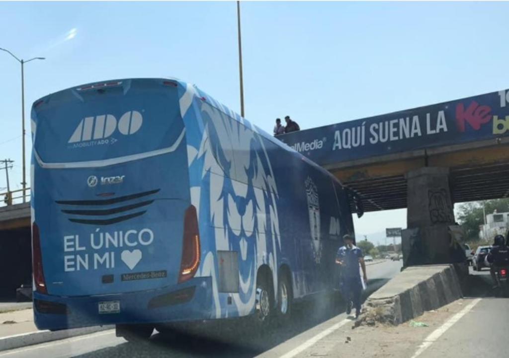 Se atora autobús del Pachuca en puente de San Luis Potosí