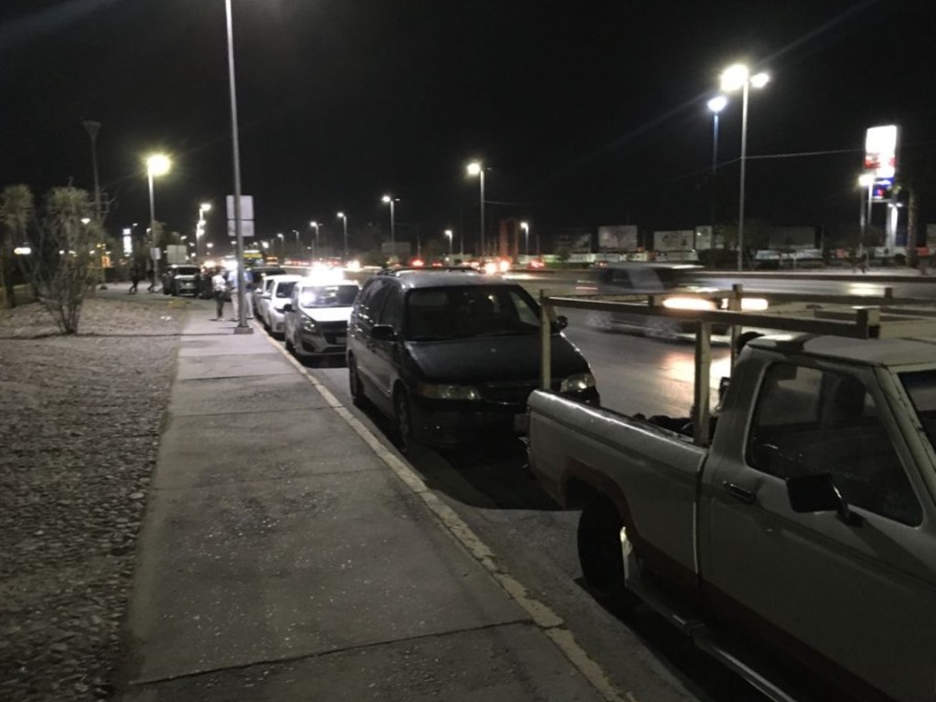 Hacen fila por dosis noche previa a vacunación en Torreón
