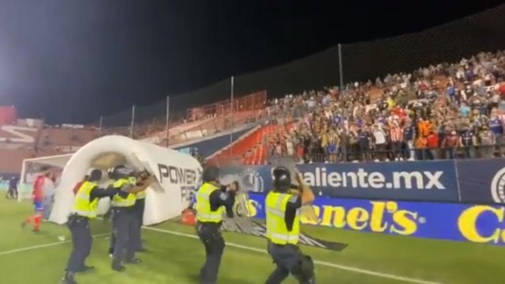 Afición reclama a jugadores de Atlético de San Luis y desatan violencia