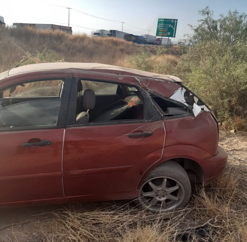 Automovilista vuelca en la carretera Gómez Palacio-Jiménez