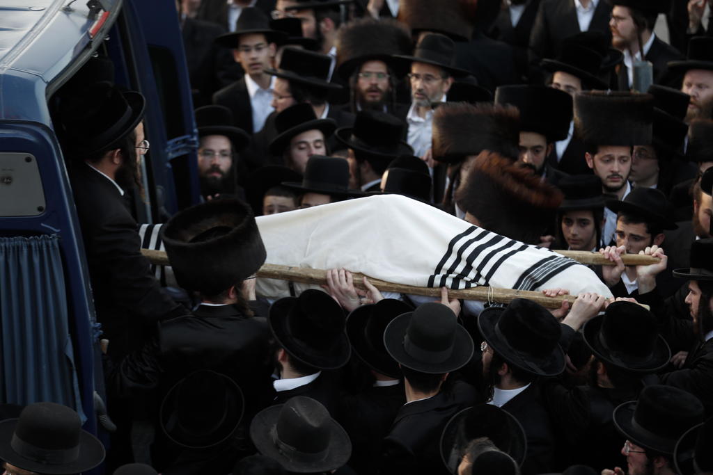 Inician entierros de muertos por estampida en Israel