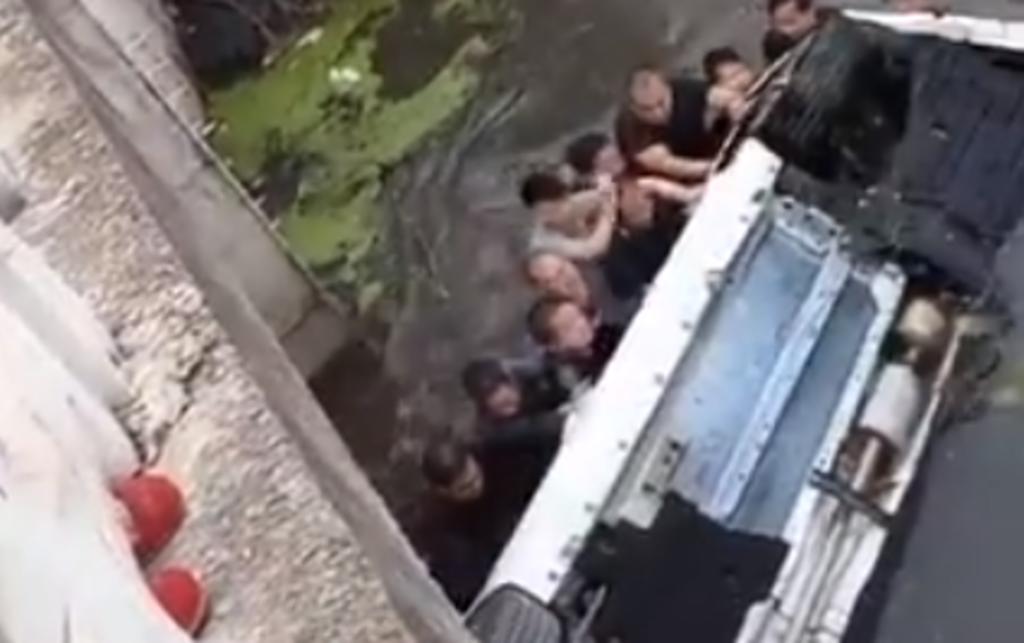 Decenas de personas logran voltear auto que cayó al río y salvan a pasajeros