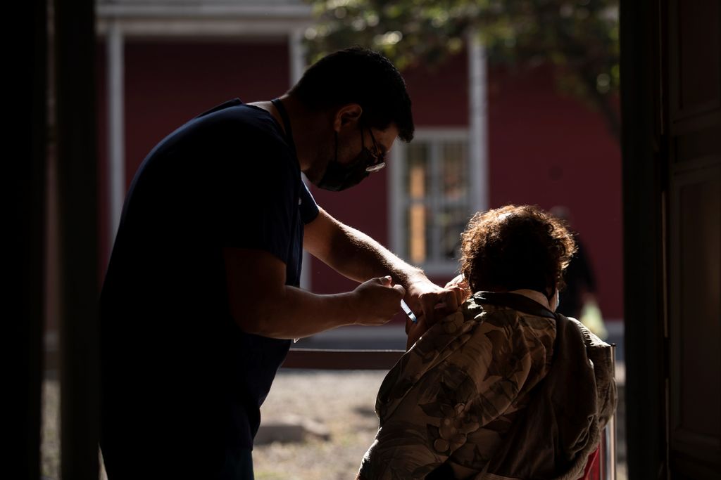 Chile vacunará a menores de 45 años
