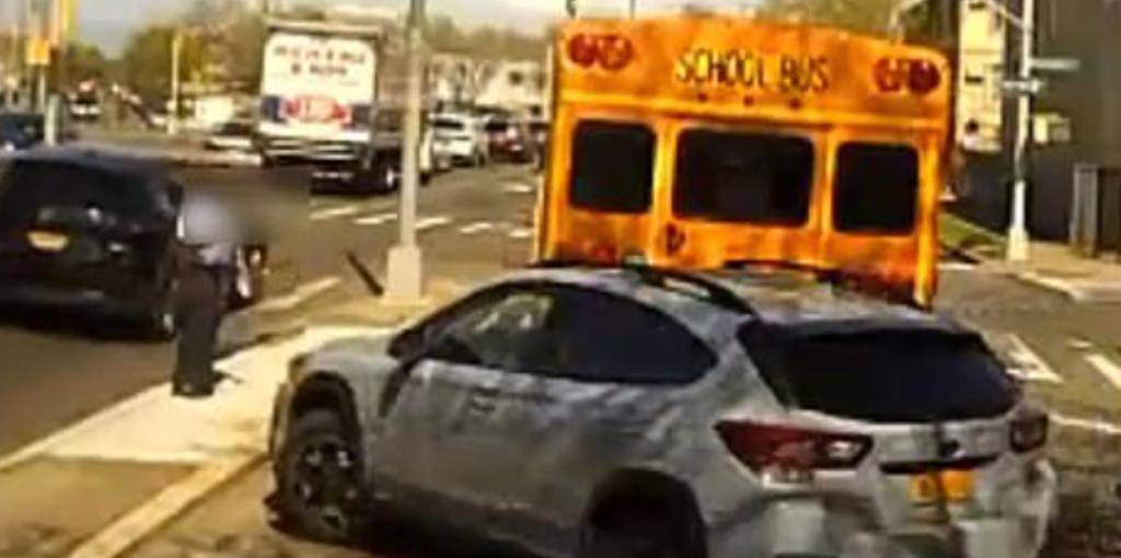 Hombre atropella a conductora de autobús escolar tras una disputa