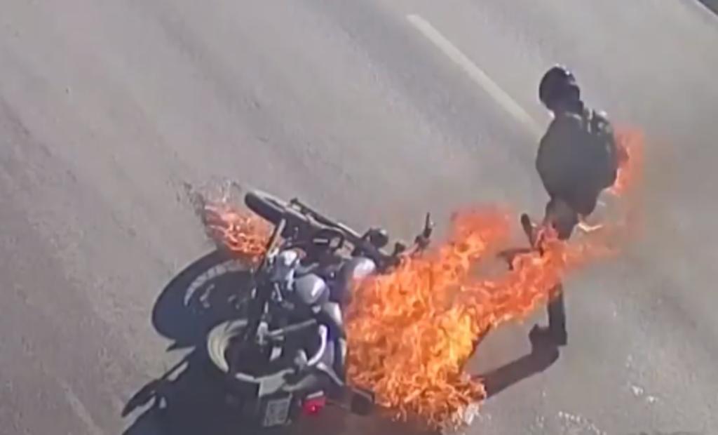 Hombre termina en llamas tras volcar con su motocicleta sobre una autpista
