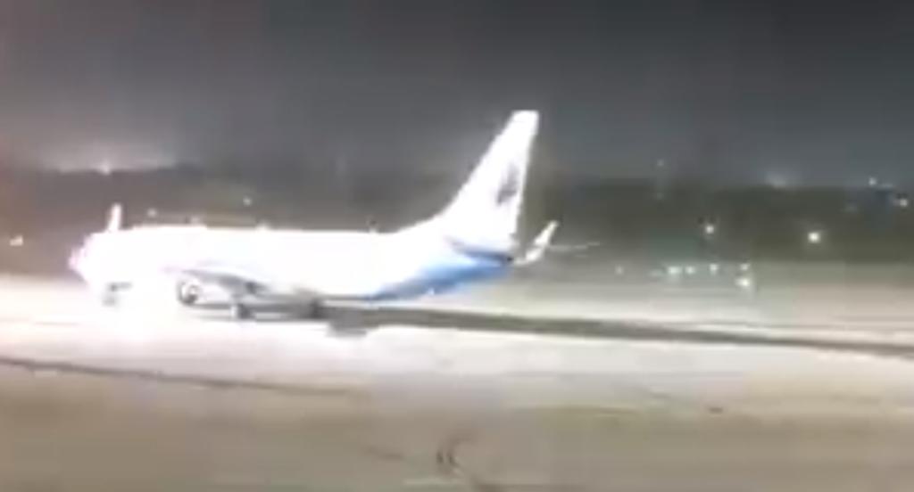 Vendavales de tormenta logra mover un avión sobre una pista de aterrizaje en China