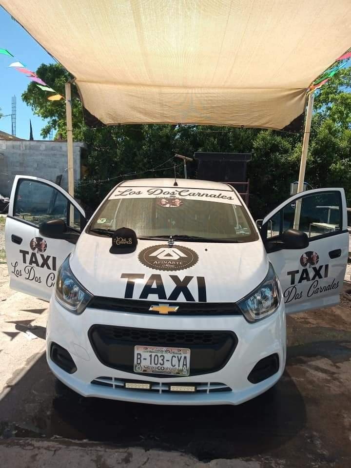 Colocan imagen de Los Dos Canales en taxi de Parras, Coahuila