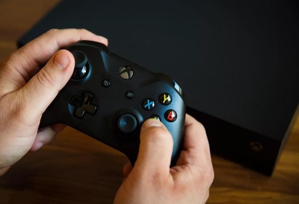 Encuentran a hombre sin vida con control de Xbox en las manos; murió jugando