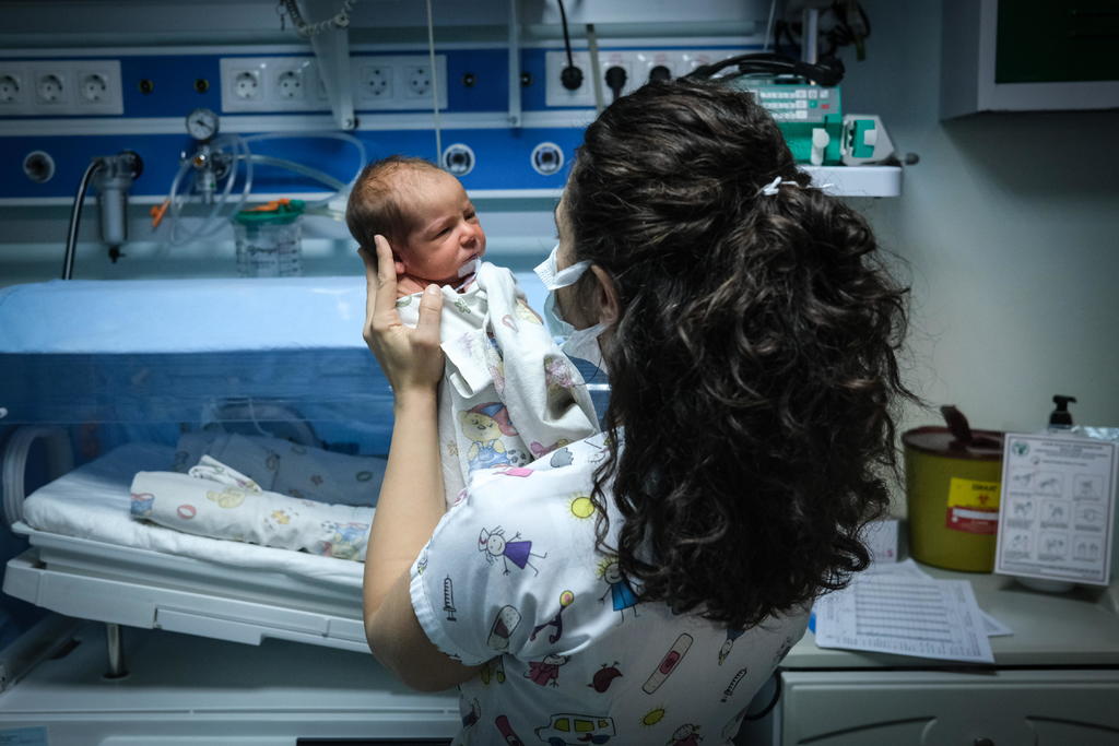 Bebés de madres con COIVD-19 nacen con bajo riesgo de infección