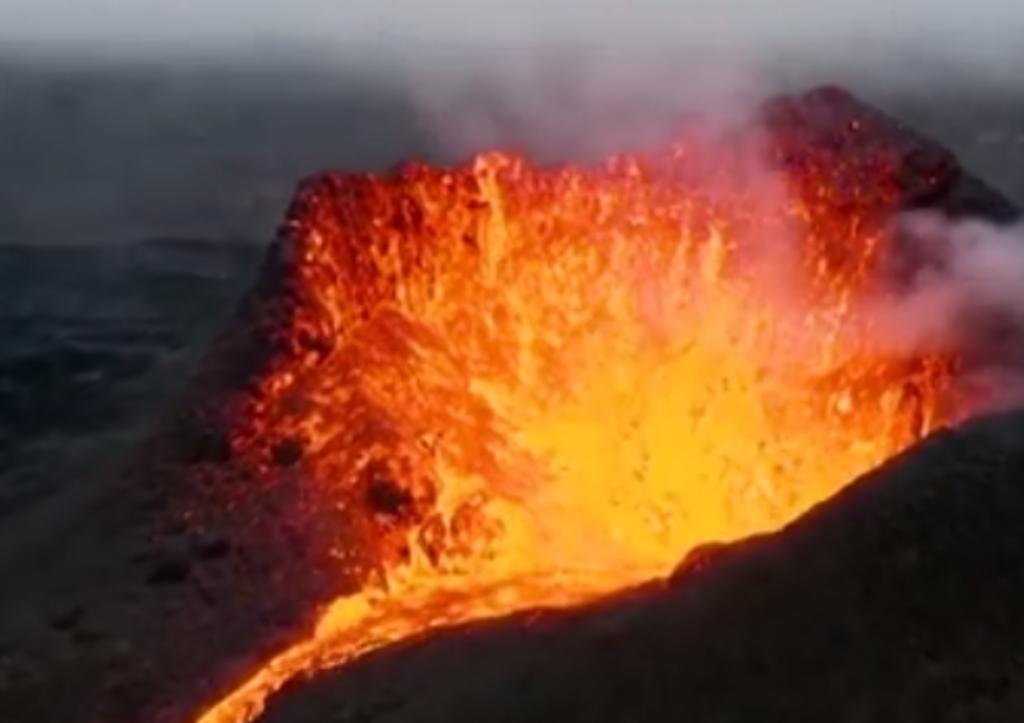 Dron ingresa al interior de un volcán en erupción y se derrite mientras grababa
