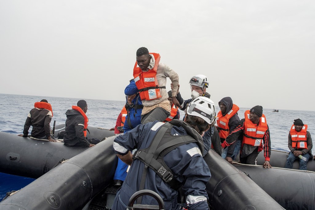 Barco con migrantes desembarcará en Italia