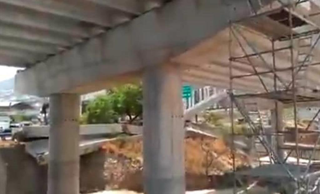 Cae viga de concreto de obra carretera en Santa Catarina, Nuevo León