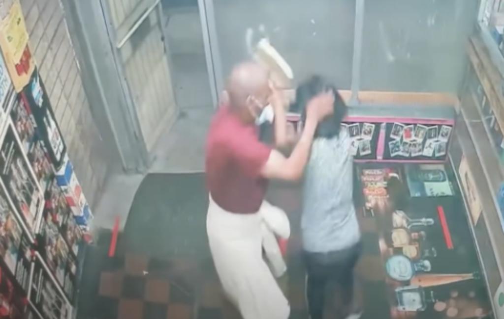 Mujeres asiáticas son golpeadas con bloque de cemento mientras cerraban su negocio
