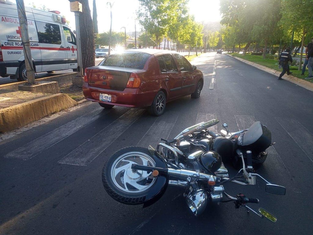 Chica motociclista resulta lesionada al ser impactada por un vehículo