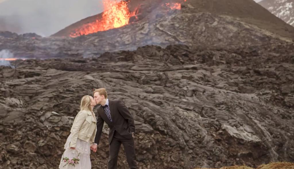 Pareja se toma fotos de compromiso nupcial frente a un volcán activo