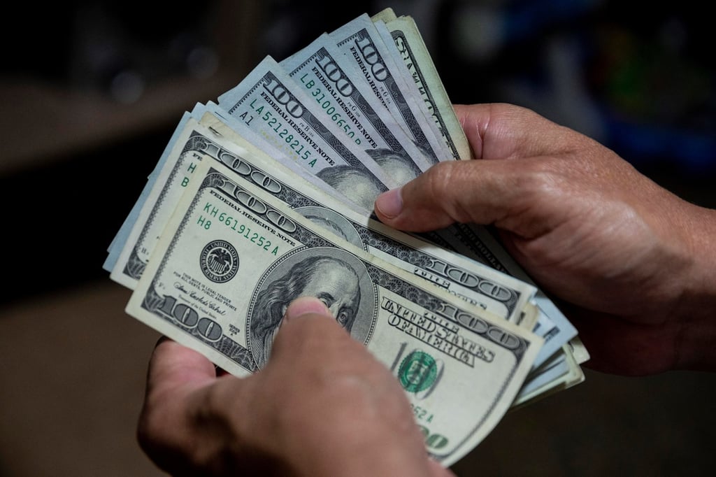Peso mexicano cierra en peor nivel de un mes